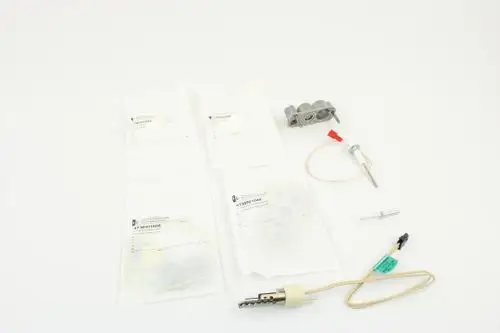 Zündungsset mit verschiedenen Komponenten in Verpackungen, einschließlich elektrischer Teile. Markierung erkennt die Marke Bosch.